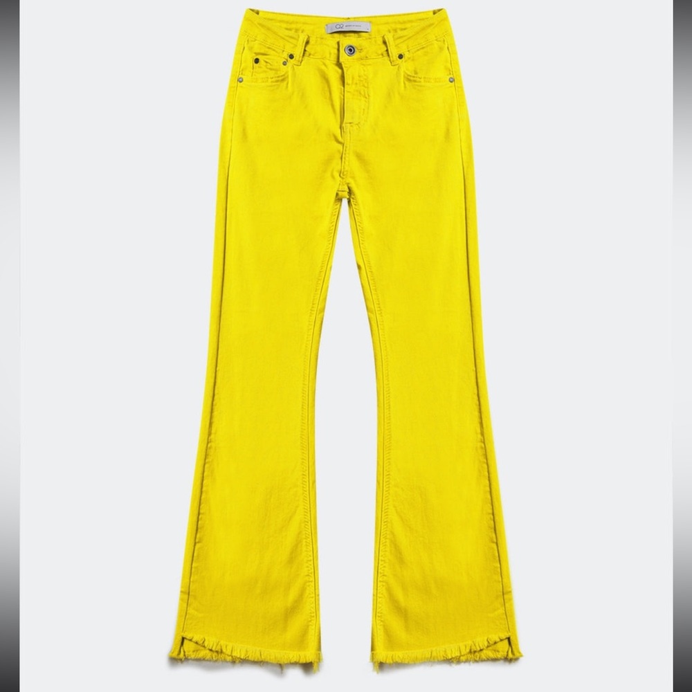 New with tags. Kick flare raw hem jeans. Mid rise. Stretch. Q2. Bright yellow
